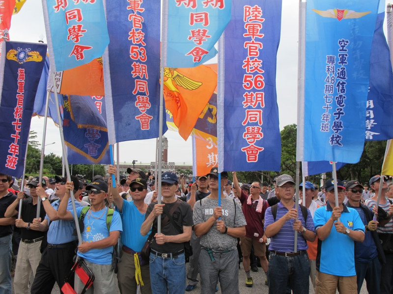 八百壯士在凱道前集結抗爭。   圖：林朝億/攝