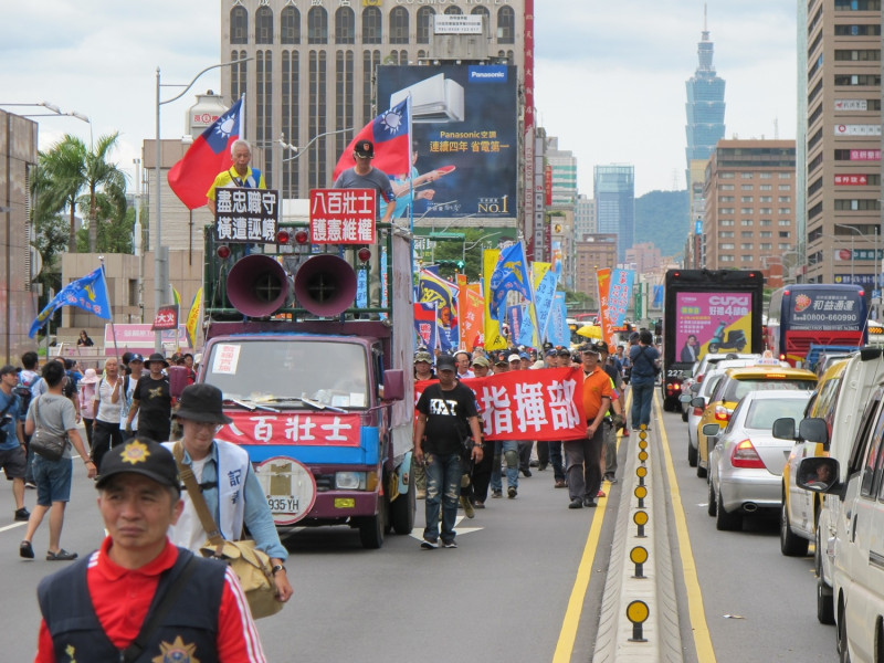 反年改的八百壯士遊行行經忠孝西路、火車站前。   圖：林朝億/攝 (資料照片)