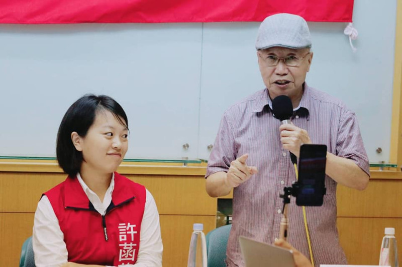 社民黨代表、台北市議員參選人許菡芸(左)與主持人、前立委陳昭南。   圖：蔡松柏/提供
