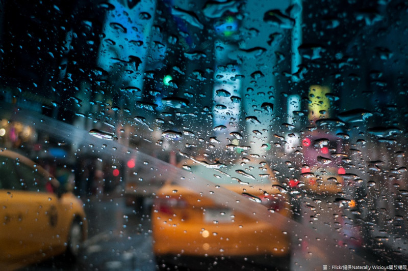 連日大雨讓屏東縣不少地方出現積水的情況，屏東縣政府已針對5條積水路段進行車輛管制，建議用路人改道行駛。   圖：翻攝自Flickr／Naterally Wicious開放權限