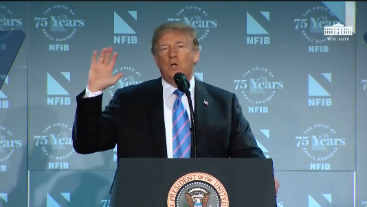 美國總統川普19日出席全美獨立企業聯合會（NFIB）時，花了20分鐘談論自己的非法移民零容忍政策。   圖：截自美國白宮影片