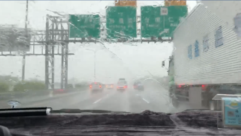 今(20)日氣象專家彭啟明在FB貼出台南大雨影片。   圖：翻攝自彭啟明FB
