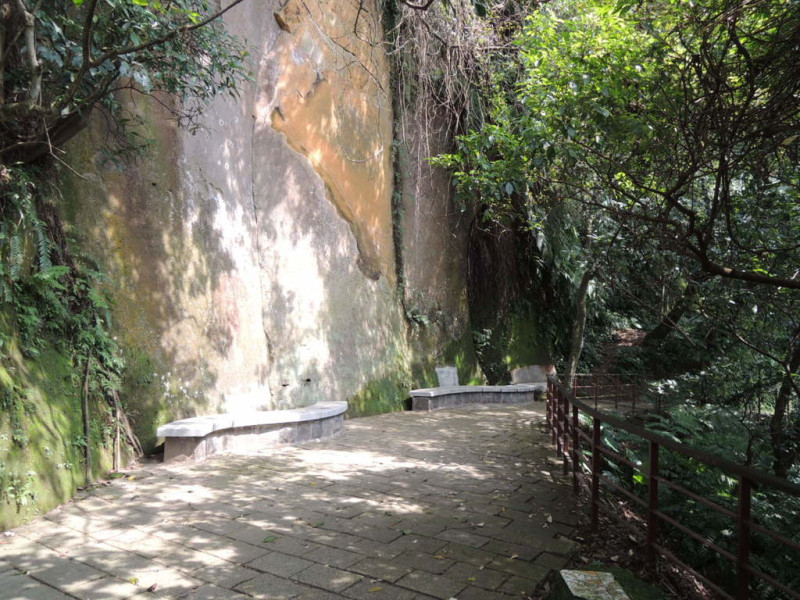 其中遊覽行程之一的一線天步道，沿途經過造物者巧手彩繪出的美麗大岩壁「石乳園」、永春亭及煙火平台。   圖：台北市工務局提供