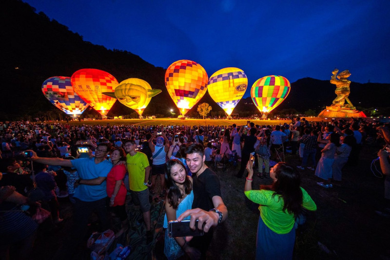 夜間熱氣球光雕噴火秀，展現出浪漫的氛圍，適合情侶來拍照！   圖：翻攝自愛ㄑ桃FB