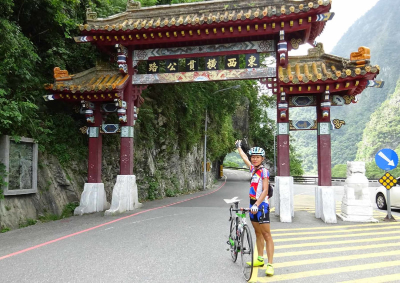 去年2017年9月，日籍單車愛好者白井寬之，來臺灣花蓮太魯閣參加自行車比賽，賽前不幸被落石擊中傷重不治。   圖：白井良一/提供