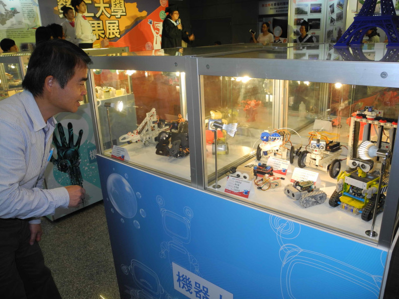 新北勞大成果展有機器人等靜態展示，相當吸睛。   圖：王峻昌/攝                                       
