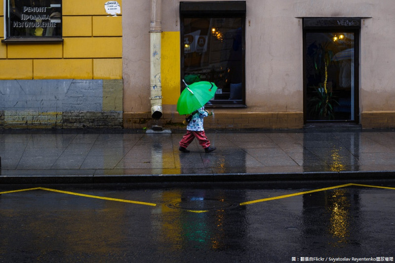 今(21)日全台仍持續有雨！尤其是中南部清晨至上午還是有連續性的降雨，北部及宜蘭、花蓮地區中午過後容易有午後雷陣雨。   圖：翻攝自Flickr／Svyatoslav Reyentenko開放權限