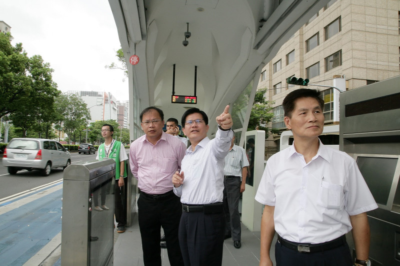 BRT被前台中市長林佳龍(中)廢除。   圖 : 台中市政府/提供