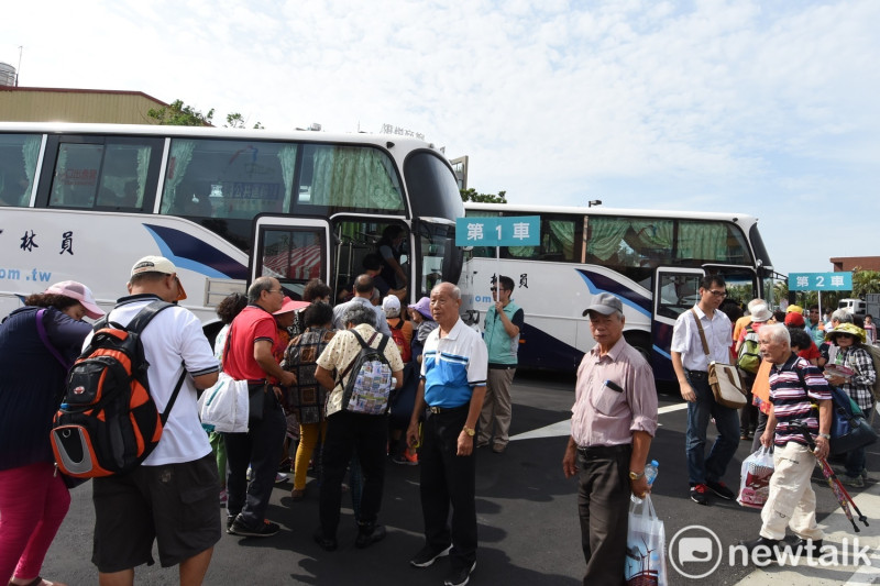 彰化縣鹿港鎮往溪頭的公車今天試營運，長青族歡喜搭上首發車。   圖：唐復年/攝