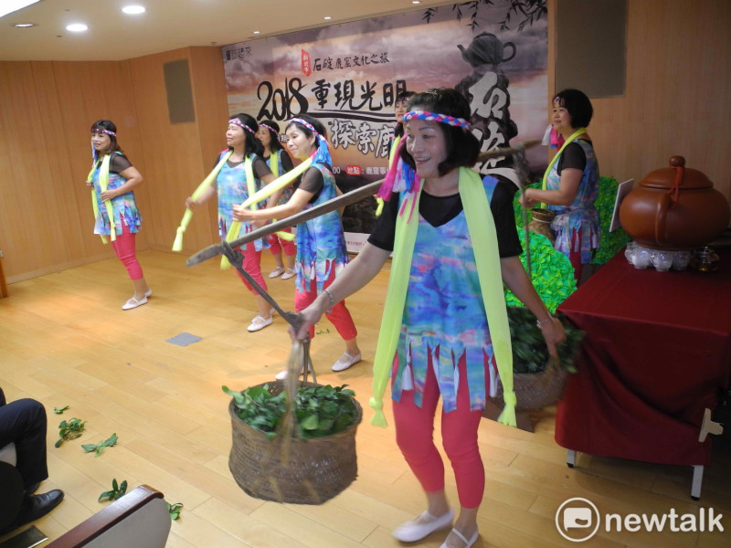 「新北市石碇鹿窟文化之旅活動」邀石碇婦女會表演採茶舞。                                                    
   圖：王峻昌/攝