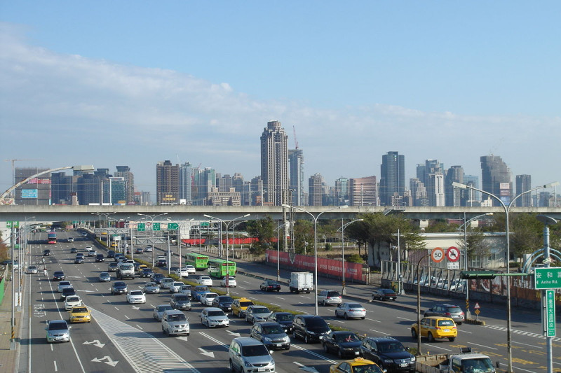 為了解決台灣大道壅塞的路況，台中市交通局從4月21日起透過分流、斷流、順流三大策略，實行兩個月後效果顯著。   圖：翻攝維基百科