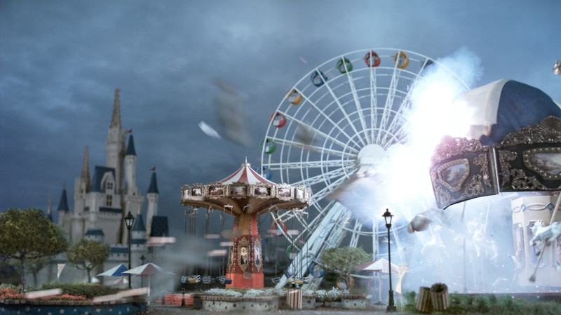 袁廣鳴個展《明日樂園》(Tomorrowland)於英國海沃德美術館盛大開展；作品呈現一個無人樂園被瞬間炸毀的畫面，讓觀眾欣賞作品之餘也能進行反思。   圖：文化部/提供