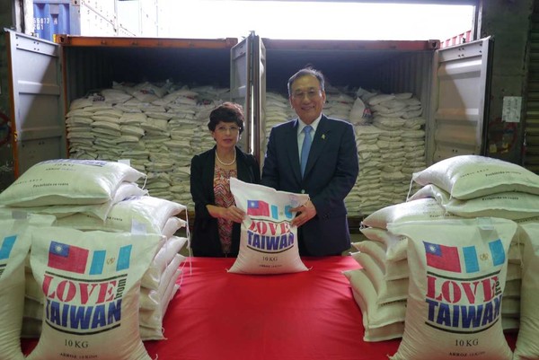 瓜地馬拉火峰火山日前爆發，造成嚴重災情，我國外交部第一時間援贈10萬美元賑災款，也將捐贈1000公噸食米。   圖：外交部/提供
