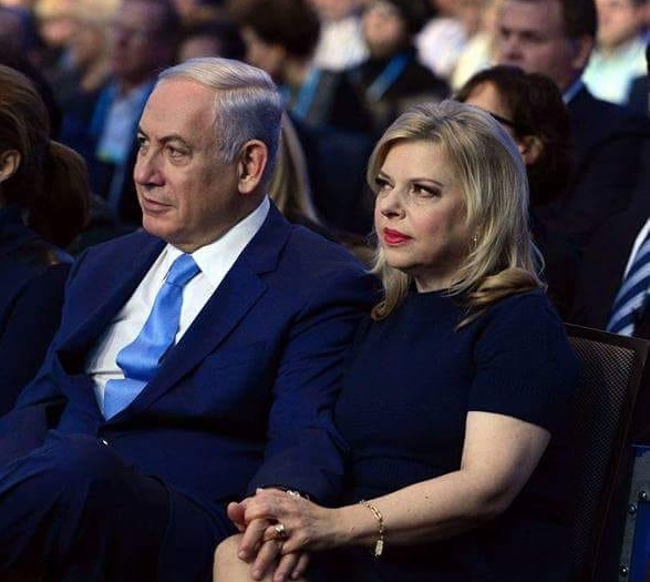 以色列總理尼坦雅胡(左)的妻子薩拉(右)遭指控偽造家務費用，檢方今（21）日以詐欺和背信罪名將她起訴。   圖：翻攝Sara Netanyahu臉書