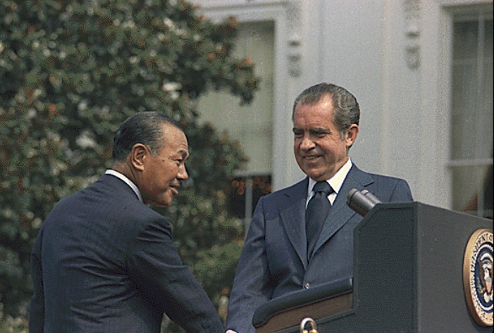 最新解密的美國國務院文件顯示，美國和日本在1972年9月日本與中國建交前夕的雙邊會談中，均曾關切台灣問題。圖為當時參與會談的日本首相田中角榮(左)與美國總統尼克森(右)。   圖：翻攝維基百科/By White House