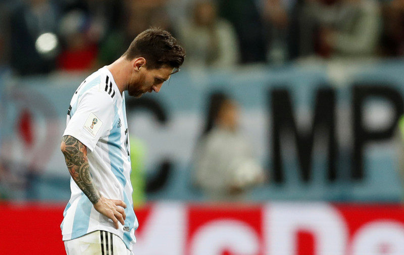 取得領先的克羅埃西亞在阿根廷傷口上撒鹽，莫德里奇（Luka Modric）第80分鐘踢進一球，阿根廷球星梅西（Lionel Messi）
不禁垂頭喪氣。   圖：達志影像/路透社