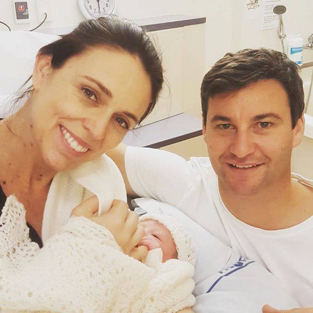 紐西蘭總理阿爾登（左起）誕下女兒，與伴侶蓋佛一起在臉書宣布喜訊。   圖：翻攝阿爾登臉書