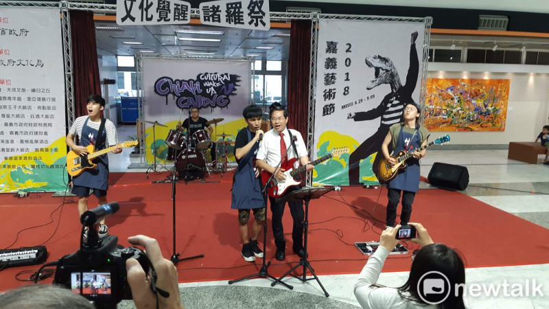 嘉義市長涂醒哲22日在嘉義藝術節記者會上Rock演出，與年輕人搏感情。   圖：蔡坤龍/攝