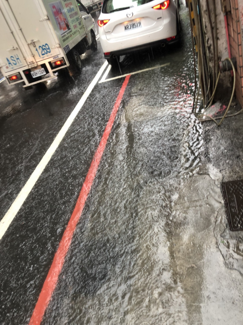 基隆市因短時間內的強降雨，造成基隆義二路及義五路路段排水不及，積水升至腳踝。   圖：基隆市政府/提供