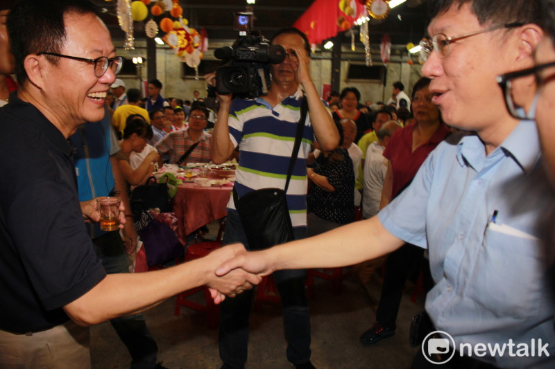 台北市長柯文哲（右）、國民黨台北市長參選人丁守中（左）兩人握手寒暄。   圖：周煊惠 / 攝