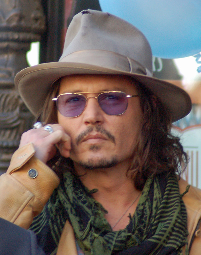 55歲的強尼戴普過去1年半以來負面新聞不斷，除了瀕臨財務危機之外，媒體報導也傳出他拍片時記不得台詞，必須戴上耳機靠人幫忙提詞，原本與他合作多年的律師與經紀人，則是陸續遭到踢除。   圖/翻攝自Johnny Depp - IMDb