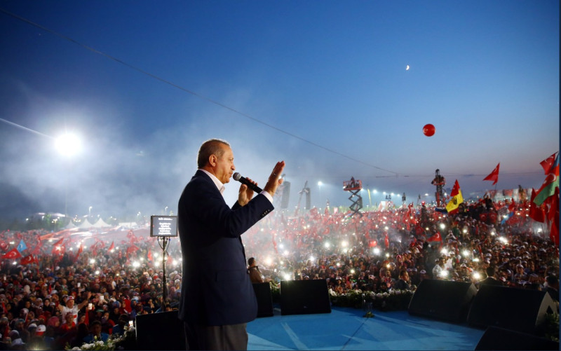土耳其將在明天舉行大選，艾爾段（Recep Tayyip Erdogan）2014年8月首次當選總統，是土耳其首位直選產生的國家元首，若艾爾段勝選將獲5年總統任期，還可連任1次，意味著他可能2029年才交棒下台，連當15年的總統。   圖/翻攝自艾爾段（Recep Tayyip Erdogan）推特