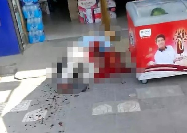 西安驚傳公車隨機砍人，傷者倒臥血泊中。   圖/翻攝自微博