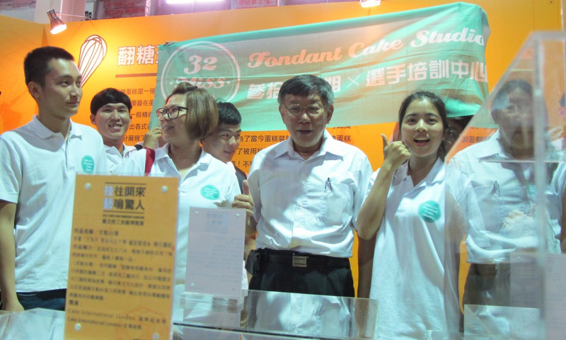 台北市長柯文哲23日出席勞工局在華山1914文創西區一館舉辦「技往開來、藝鳴驚人」活動。   圖：林朝億/攝