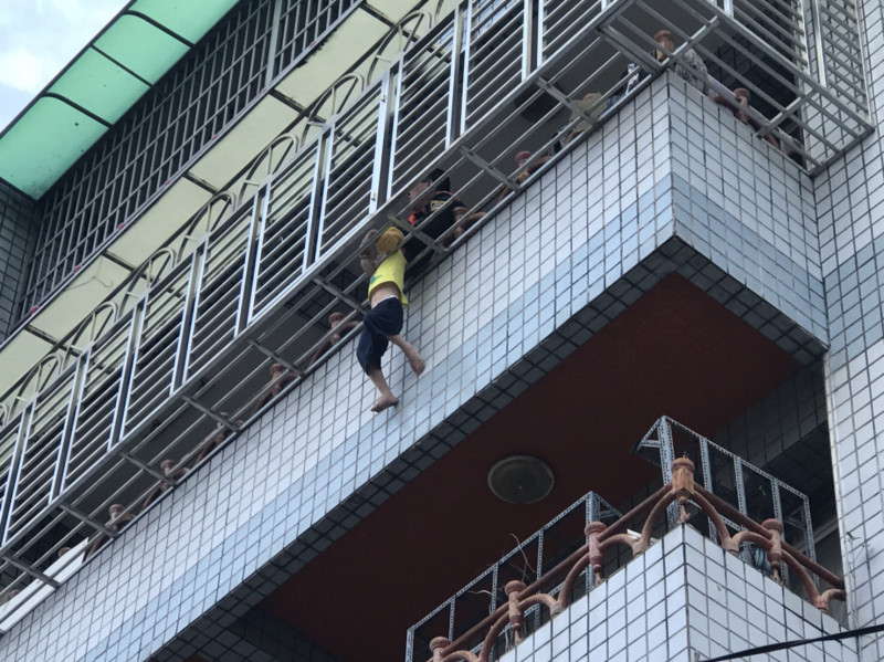 今(23)日屏東市消防局獲報，有一男童懸空卡在欄杆上，消防局立即派遣雲梯前往救援，已順利脫困，及時阻止一場悲劇的發生。   圖：屏東市消防局/提供