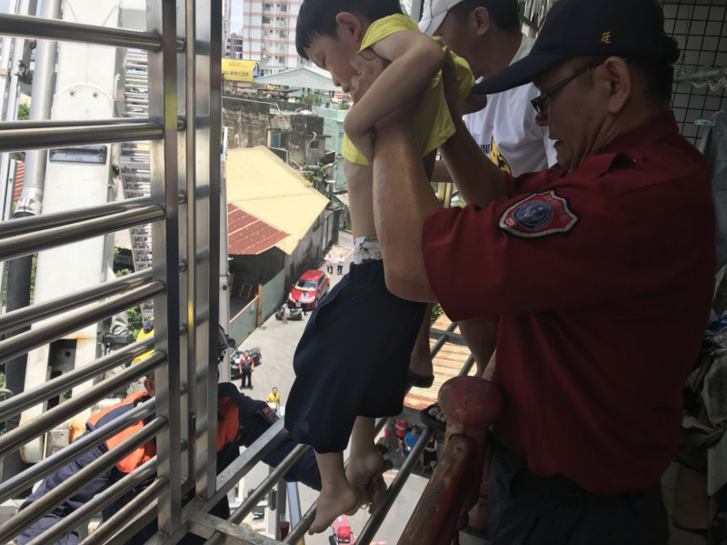 消防人員順利救出受困男童。   圖：屏東市消防局/提供