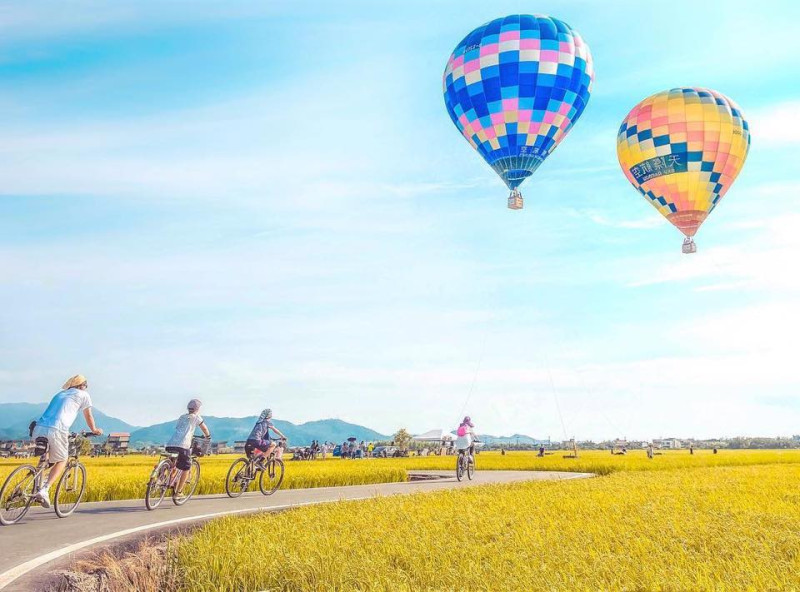 冬山鄉公所將舉辦「2018宜蘭冬山熱氣球嘉年華」，因上周天氣延期至本周末舉辦，於三奇稻間施放，特別開放免費的地面體驗活動外，傍晚還有熱氣球的光雕秀等。   圖：翻攝自宜蘭玩透透FB