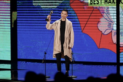 29屆金曲獎頒獎典禮23日晚間在台北小巨蛋舉行，歌手秋林榮獲本屆最佳客語歌手獎。   圖：中央社