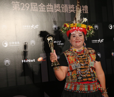 第29屆金曲獎23日晚間在台北小巨蛋舉行頒獎典禮，最佳原住民語歌手獎由歌手桑梅絹以專輯「渲染」獲得。   圖：中央社