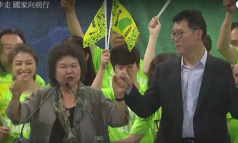 總統府秘書長陳菊23日牽著姚文智的手高喊凍蒜。   圖：翻拍自民進黨影音網站