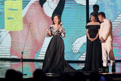 第29屆金曲獎頒獎典禮23日晚間在台北小巨蛋舉行，歌手張艾莉（左）獲得最佳台語女歌手獎。   圖：中央社