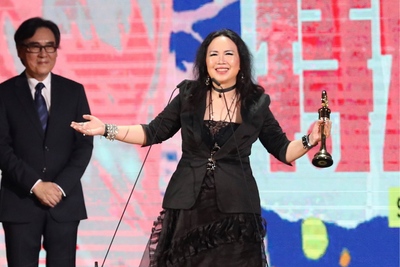 第29屆金曲獎頒獎典禮23日晚間在台北小巨蛋盛大登場 ，資深音樂人蘇芮（前）獲得本屆特別貢獻獎。左為頒獎人陳復明。   圖：中央社