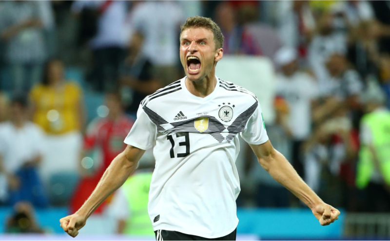 上屆世界盃冠軍德國今天在首輪F組賽2比1擊敗瑞典；繼前一場0比1意外敗給墨西哥之後，這場比賽靠著克羅斯的驚天一擊，保住晉級希望。圖為德國隊的穆勒（Thomas Muller），在比賽結束後振臂狂吼，歡慶得來不易的勝仗。   圖：達志影像/路透社