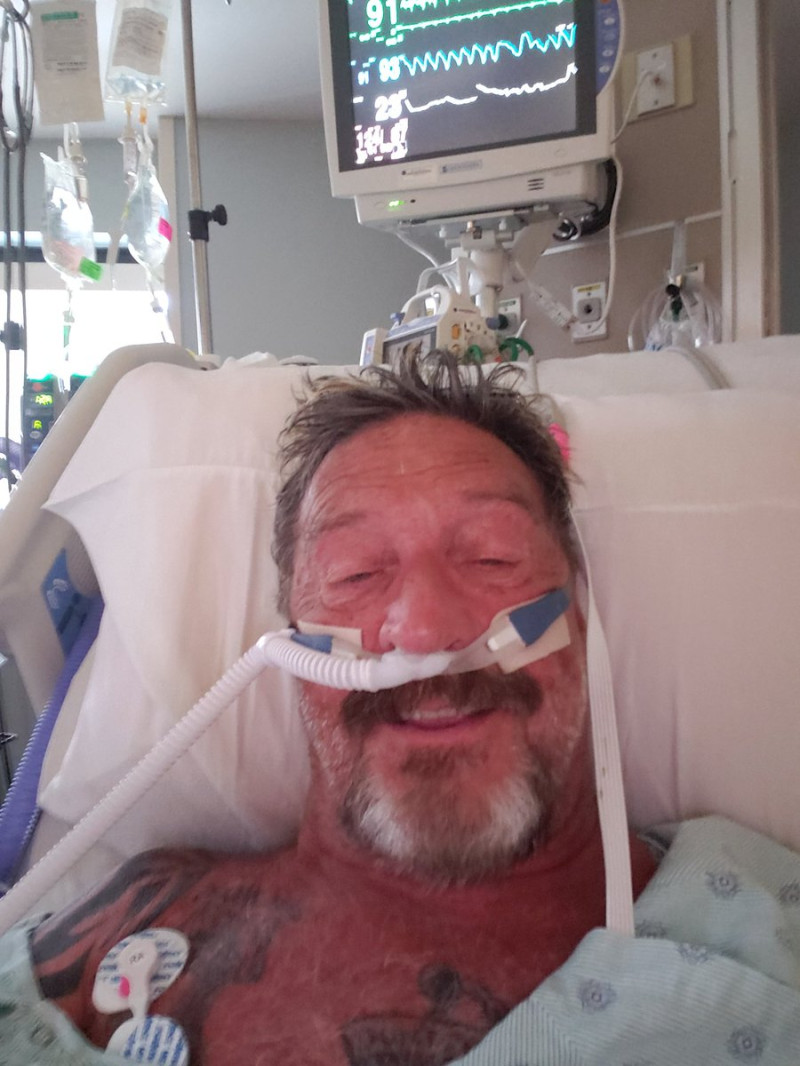 知名科技大亨邁克菲（JohnMcAfee）在推特發表兩張他躺在醫院病床的照片，引起輿論熱議。   圖/翻攝自JohnMcAfee推特