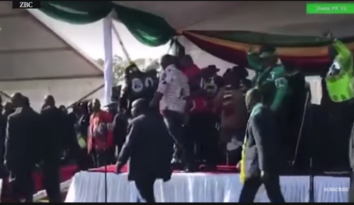 怵目驚心！辛巴威總統姆南加瓦前腳剛走，背後就馬上爆炸。   圖/翻攝自Guardian News 