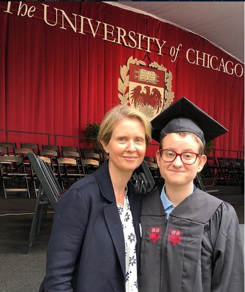 辛西亞尼克森昨天公布她與兒子瑟夫的合照，照片拍自瑟夫本月稍早從芝加哥大學畢業、身穿畢業袍的模樣。   圖/翻攝自Cynthia Nixon Instagram