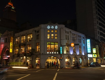 金石堂城中店因租約到期、房東不續租，今天晚上10時結束營業，城中店營業34年，金石堂也找來34名歷屆員工鞠躬送客，象徵城中店正式走入歷史。   圖：中央社