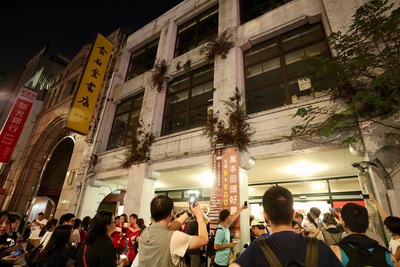 老字號連鎖書店品牌金石堂城中店佇立台北市重慶南路書街見證地區興衰，24日晚間10時起34年營運正式劃下句點，走入歷史。許多民眾在關店後仍在外頭守候、拍照，對充滿街區老記憶的書店相當不捨。   圖：中央社