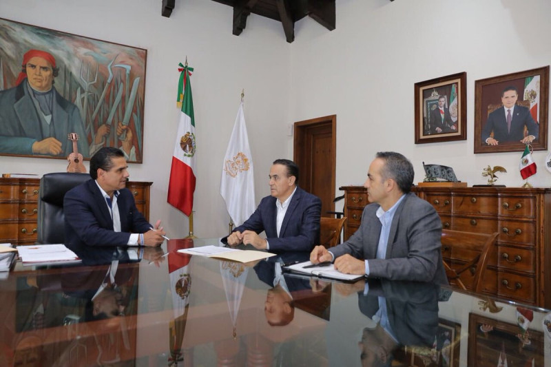 墨西哥米卻肯州連續有4名候選人遭到暗殺，州長Silvano Aureoles（左）下令調查。   圖：翻攝Silvano Aureoles推特