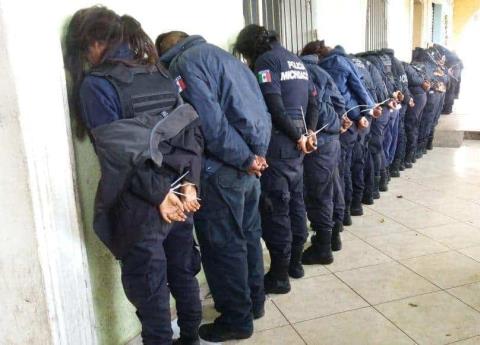 墨西哥米卻肯州一口氣逮捕約30名涉嫌與黑社會有染的員警，男女都有，展現打擊暴力決心。   圖：翻攝lasillarota.com