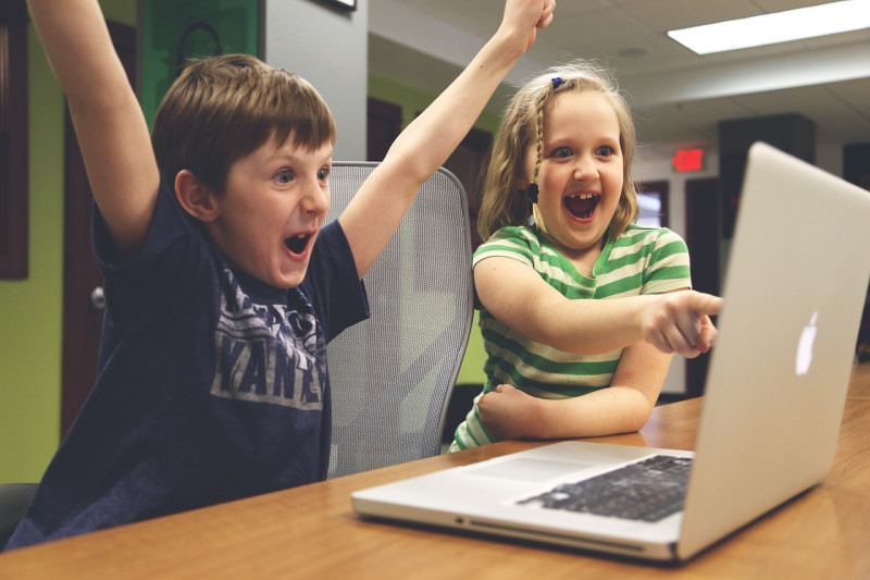 教育部提醒家長要多注意孩子使用網路時的注意事項。   圖：取自pixabay圖庫