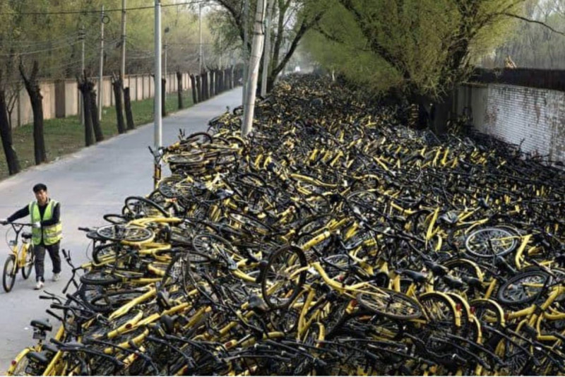 中國因過量投放、企業倒閉等問題，使街頭出現大量廢棄閑置的共享單車。   圖：翻攝單車靚景團