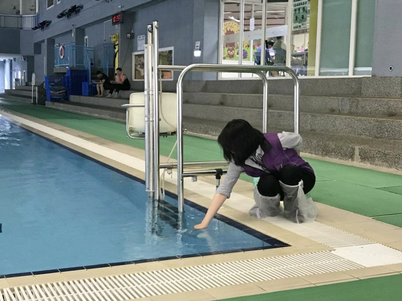 台北市政府衛生局針對不合格游泳池進行複驗，4家經複驗後已完成改善。   圖：台北市衛生局／提供