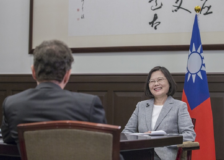 蔡英文表示，台灣遭受中國巨大的壓力，雖然有時覺得挫折，但不能放棄，她呼籲國際社會挺身約制中國。   圖：總統府/提供