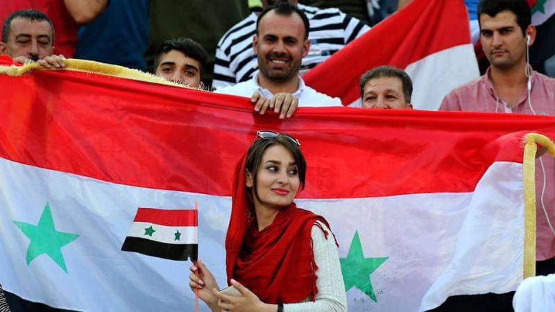 社群媒體張貼的影片和照片顯示，場內女性球迷唱著歌，並揮舞伊朗國旗。   圖：翻攝自Let  Iranian  Women enter  their stadiums 臉書