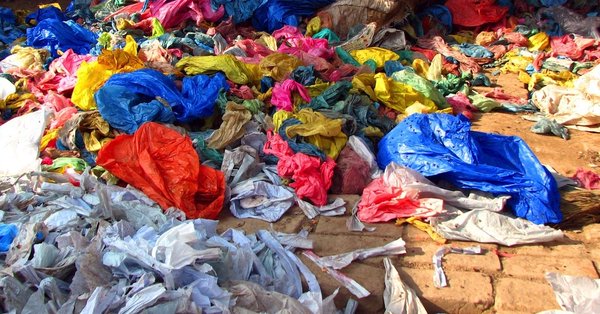 塑膠垃圾泛濫，印度孟買也祭出禁用一次性塑膠用品命令，違者將重罰，還要坐牢。   圖：翻攝ecowatch推特/ World Resources Institute / Flickr